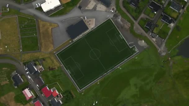 Campo Futebol Eidi Village Eysturoy Nas Ilhas Faroé Por Drone — Vídeo de Stock