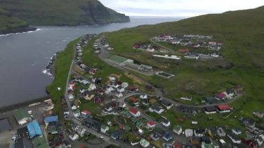  Faroe Adalarındaki Eysturoy 'daki Eidi Köyü.