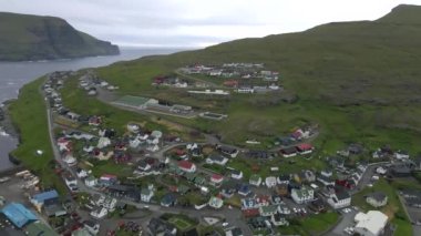  Faroe Adalarındaki Eysturoy 'daki Eidi Köyü.