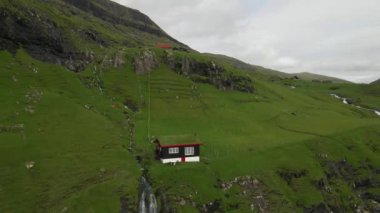 Faroe Adalarındaki Saksun 'da İHA' dan küçük bir ev.