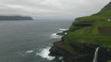 Faroe Adalarındaki Vagar 'daki Mulafossur Şelalesi