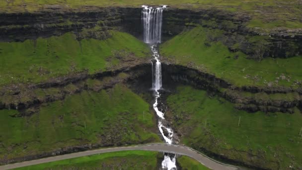 Водоспад Fossa Streymoy Фарерських Островах Drone — стокове відео