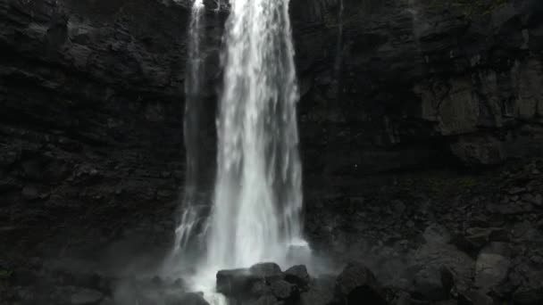 Drone在法罗群岛Streymoy的Fossa瀑布 — 图库视频影像