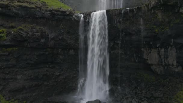 ドローンによるフェロー諸島のストリーモイのフォッサ滝 — ストック動画