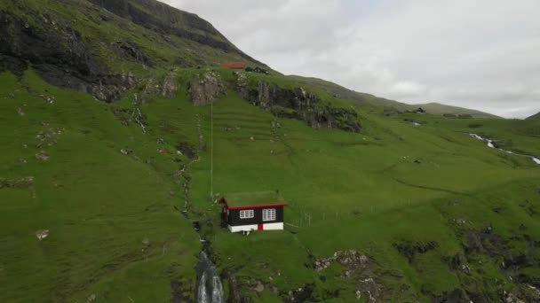 Small House Saksun Фарерських Островах Drone — стокове відео
