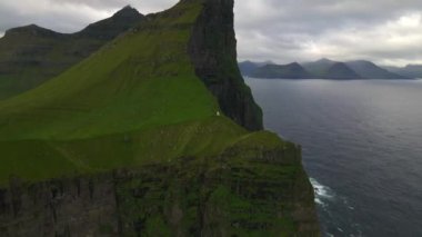 Kallur Deniz Feneri, Faroe Adaları 'ndaki Kalsoy' da, İHA 'nın yanında.
