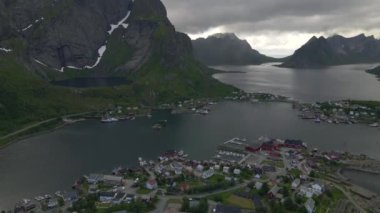 Lofoten Adalarında Reine, Norveçte Drone