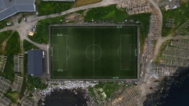 Lofoten Adaları 'ndaki Reine Futbol Sahası, Norveç İHA