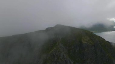 Norveç, Lofoten Adalarında İHA ile Offersokammen üzerinde sis
