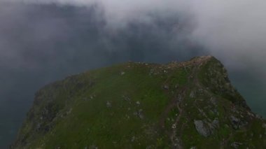 Norveç, Lofoten Adaları 'ndaki Offersokammen üzerinde İHA ile uçuş