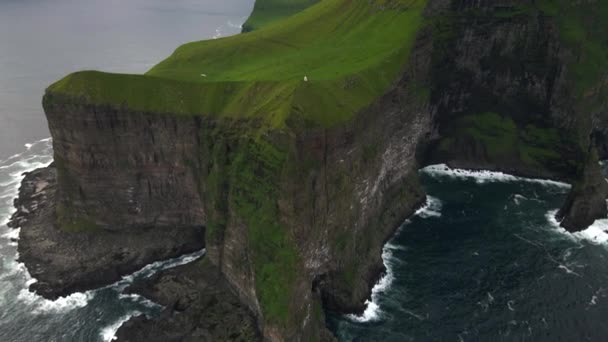 Kallur Deniz Feneri Faroe Adaları Ndaki Kalsoy Nın Yanında — Stok video