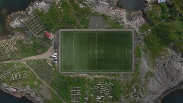 Henningsvaer Football Stadium Στο Lofoten Της Νορβηγίας Από Τον Drone — Αρχείο Βίντεο
