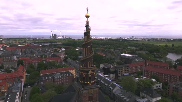 我们的救世主教堂 Vor Frelsers Kirke 位于丹麦哥本哈根 Drone — 图库视频影像
