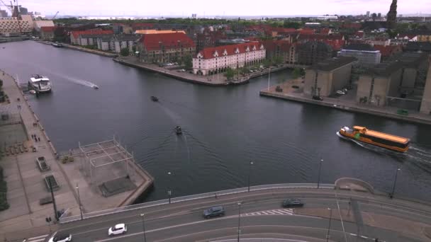 Drone在丹麦哥本哈根的水上出租车 — 图库视频影像