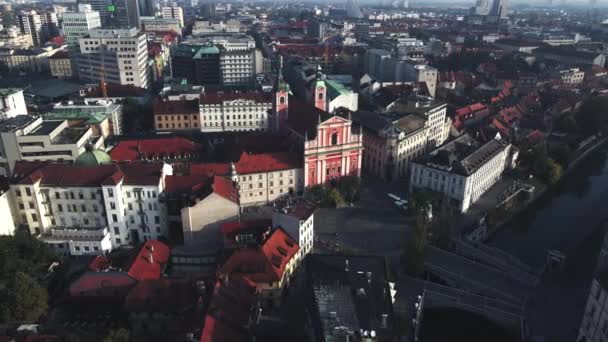 スロベニアのリュブリャナにあるフランシスコ会教会By Drone — ストック動画
