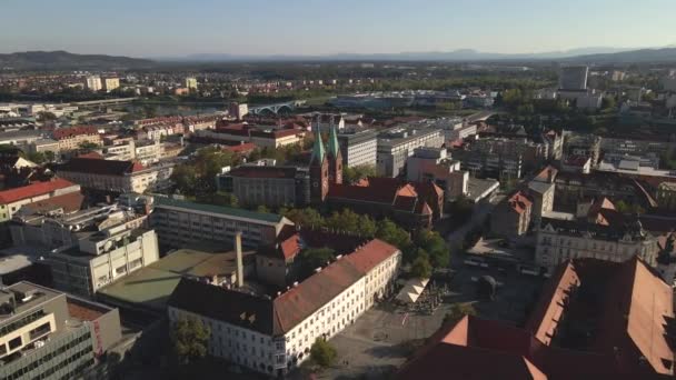 Drone在斯洛文尼亚Maribor的Franciscan教堂 — 图库视频影像