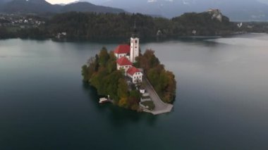 Slovenya 'nın yukarısından, Bled Gölü üzerindeki Meryem' in Hacı Kilisesi