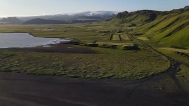Reynisfjara Plajı İzlanda 'da Drone' dan.