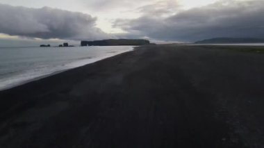 Reynisfjara Plajı İzlanda 'da Drone' dan.