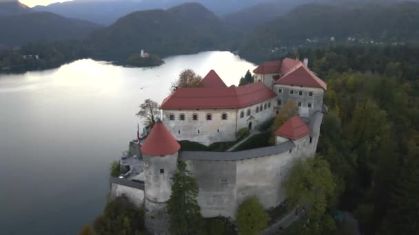 スロベニアのブレッドにあるドローンによる城 — ストック動画