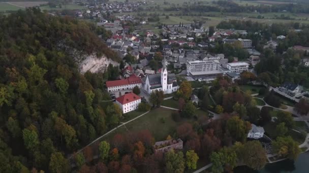 Drone在斯洛文尼亚Bled的St Martina教区教堂 — 图库视频影像