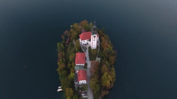 スロベニアのブレッド湖におけるマリアの仮定の巡礼教会 — ストック動画