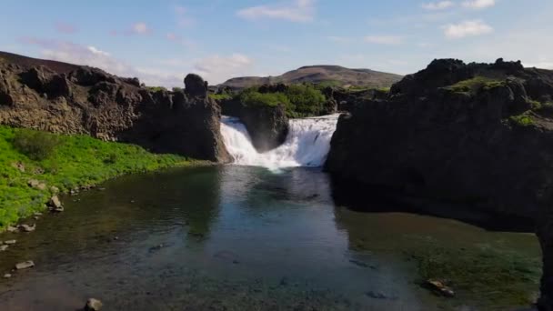 Cachoeira Hjalparfoss Islândia Por Drone — Vídeo de Stock