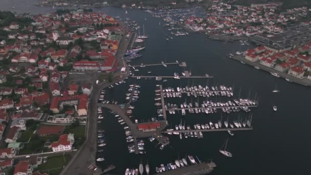 ドローンによるスウェーデンのマルストランドからの眺め — ストック動画
