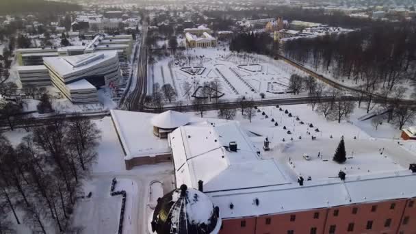 冬のドローンによるスウェーデンのウプサラ城 — ストック動画