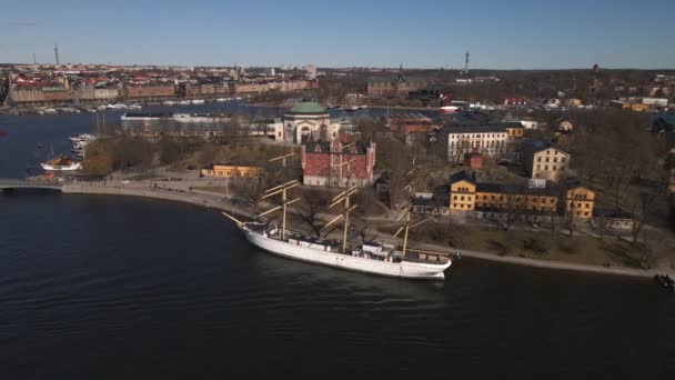 由Drone在瑞典斯德哥尔摩的Skeppsholmen — 图库视频影像