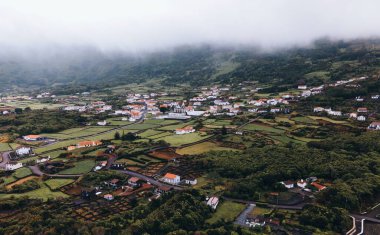 Pico 'daki San Roque' un insansız hava aracı görüntüsü, Azores.