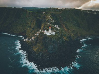 Farol do Arnel 'in Sao Miguel' deki İHA görüntüsü, Azorelar.