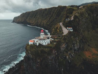 Farol do Arnel 'in Sao Miguel' deki İHA görüntüsü, Azorelar.