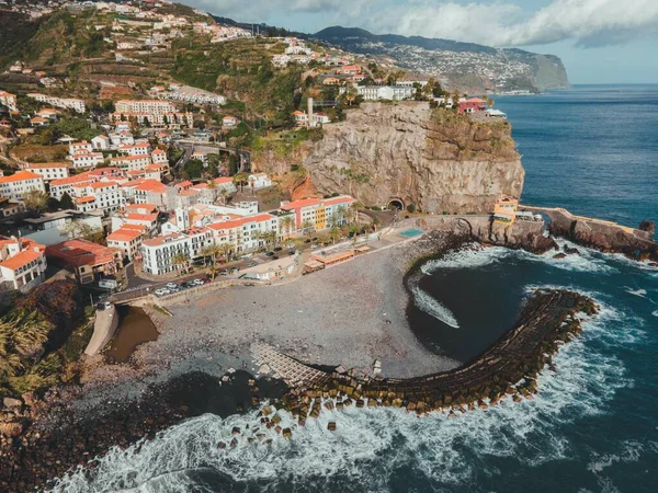 ポルトガルのマデイラ諸島でのポンタ ソルのドローンビュー — ストック写真