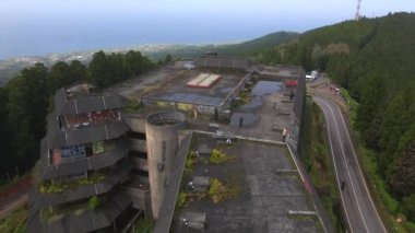Sao Miguel 'deki Sete Cidades' te terk edilmiş bir otel, Azores 4.