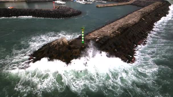 Vågor Vid Povoacao Pier Sao Miguel Azorerna Drone — Stockvideo