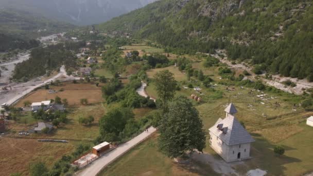 Kisha Thethit Theth Church Albanien Drone — Stockvideo