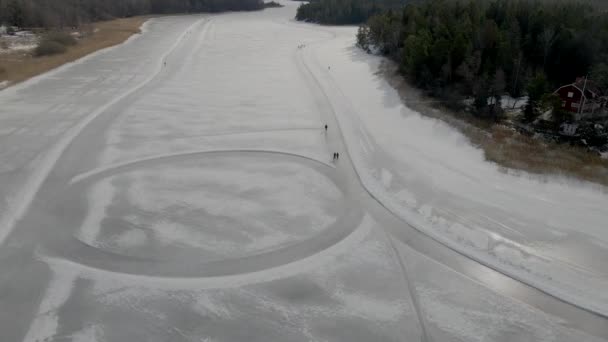 ドローンによるスウェーデンの冬のアイススケート — ストック動画
