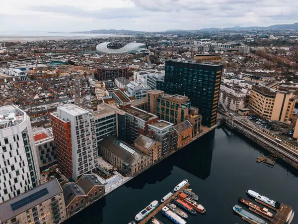 Dublin 'deki Grand Canal Rıhtımı, İHA' dan.