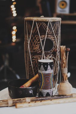 Stüdyoda Afrika ulusal enstrümanları