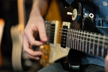 Sokakta gitar çalan bir adam.