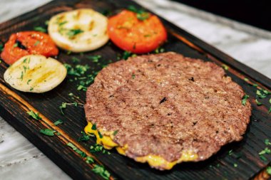 Sebze ve baharatlı ızgara biftek.