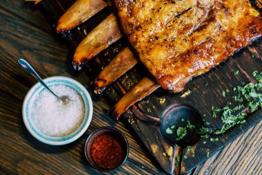 Tahtada baharatlı ve otlu ızgara tavuk..