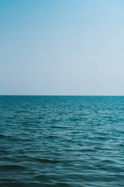 Mavi gökyüzü ile güzel deniz suyu yüzeyi