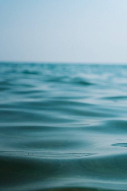 Sahildeki deniz dalgaları