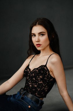 Siyah elbiseli çekici genç bir kadın. Stüdyo çekimi, portre.