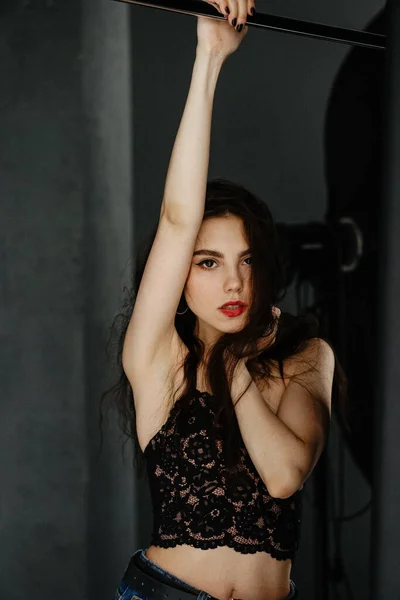 Junge Schöne Frau Mit Schwarzem Kleid Posiert — Stockfoto