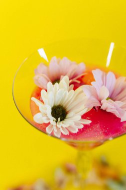 Sarı arka planda vazodaki güzel çiçekler