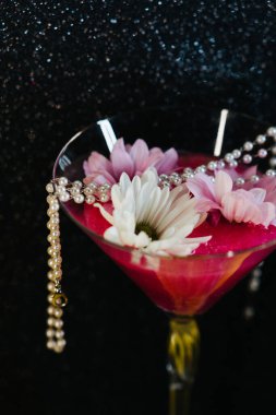 Siyah arka planda güzel alyanslar.