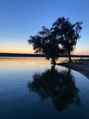 Gölün üzerinde güzel bir gün batımı